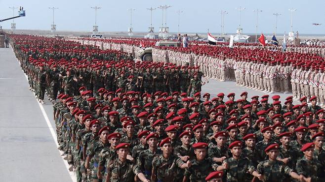 예멘 후티 반군이 2022년 9월 남서부 항구 도시 호데이다에서 행진하고 있다. /로이터 연합뉴스
