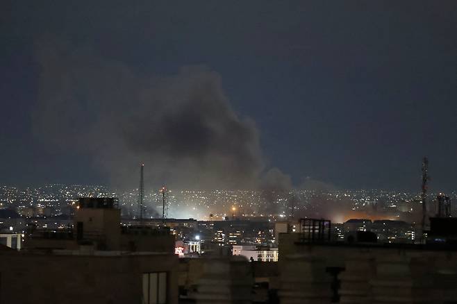 28일 이스라엘의 공격을 받은 이란 테헤란에서 연기가 솟아 오르고 있다./AFP 연합뉴스