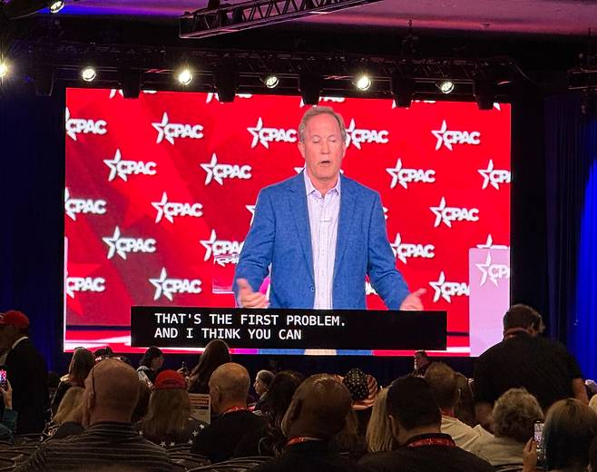 켄 팩스턴 텍사스주 법무장관이 28일 그레이프바인에서 열린 보수정치행동회의(CPAC) 무대에 올라 발언을 하고 있다. /그레이프바인(텍사스주)=김은중 특파원