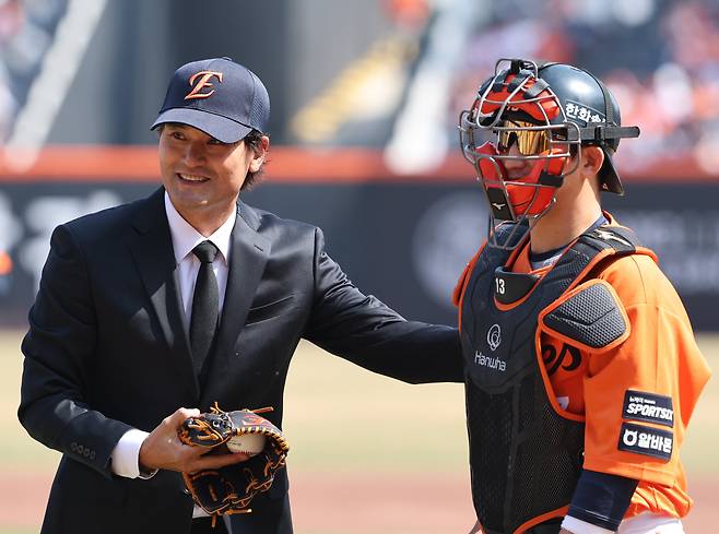 28일 대전 한화생명볼파크에서 열린 2026 신한 SOL뱅크 KBO 리그 키움 히어로즈와 한화 이글스 정규시즌 개막전에서 박찬호가 시구를 마치고 포수 최재훈과 인사하고 있다. /뉴스1