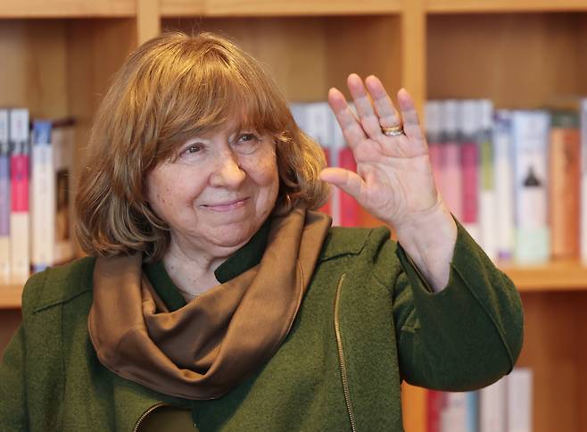 28일 알렉시예비치는 “나는 전쟁에 휘말린 사람들, 즉 증인들이 단어와 말을 찾을 수 있도록 돕는 역할을 하는 것”이라고 했다. /장경식 기자