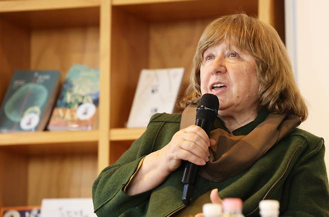 28일 DMZ 세계문학페스타 대담 행사에서 발언 중인 스베틀라나 알렉시예비치. /장경식 기자