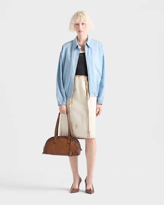 2026년 모던하게 업데이트된 새로운 에디션의 프라다 볼링백.