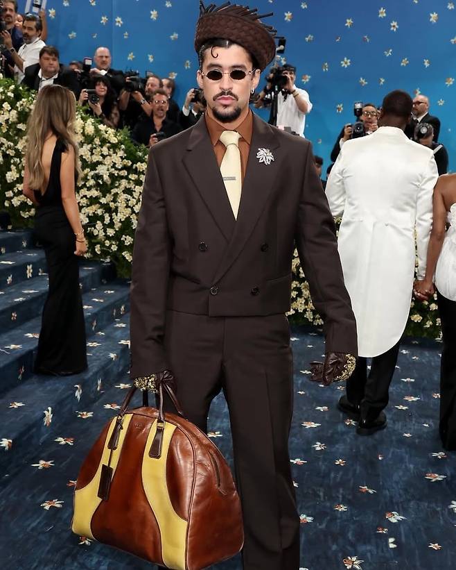 2025년 멧 갈라(Met Gala)에 프라다 오버사이즈 볼링백을 든 배드 버니. @metgalaofficial_