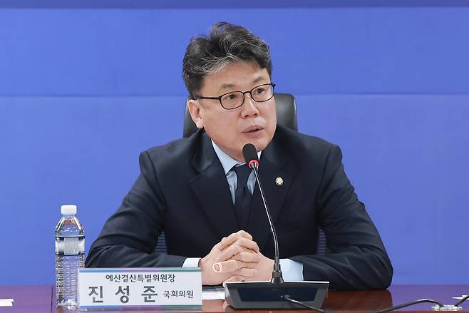 국회 예산결산특별위원장인 더불어민주당 진성준 의원이 19일 국회의원회관에서 민주당 을지로위원회가 연 석유화학 업계 간담회에 참석해 발언하고 있다./연합뉴스