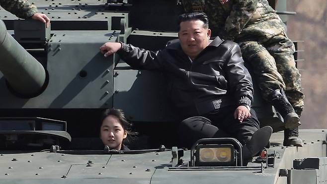 북한 김정은 국무위원장의 딸 김주애가 평양 제60훈련기지에서 지난 19일에 열린 협동공격전술 연습에 동행해 아버지와 군간부들과 함께 탱크 내부에 탑승한 모습. /조선중앙통신 연합뉴스