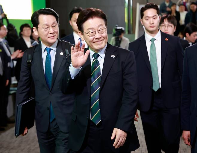 이재명 대통령이 30일 제주 한라대학교에서 열린 '제주의 마음을 듣다' 타운홀 미팅을 마치고 퇴장하며 인사하고 있다./뉴시스