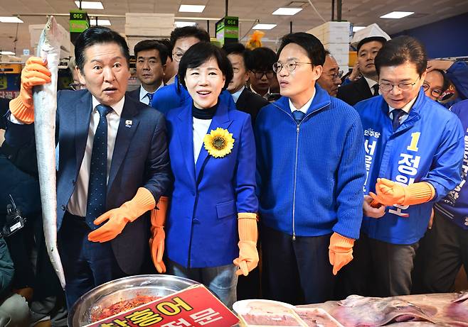 더불어민주당 정청래 대표가 30일 서울 노량진 수산시장에서 수산물을 들어 보이고 있다./연합뉴스