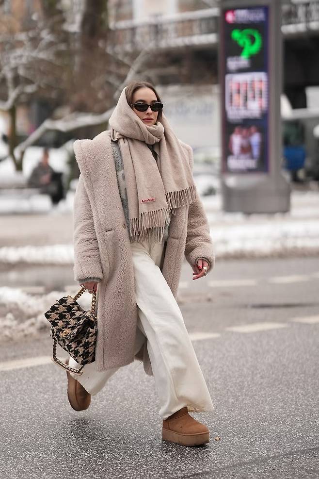 흰색 청바지 코디 | 사진 Moritz Scholz//Getty Images