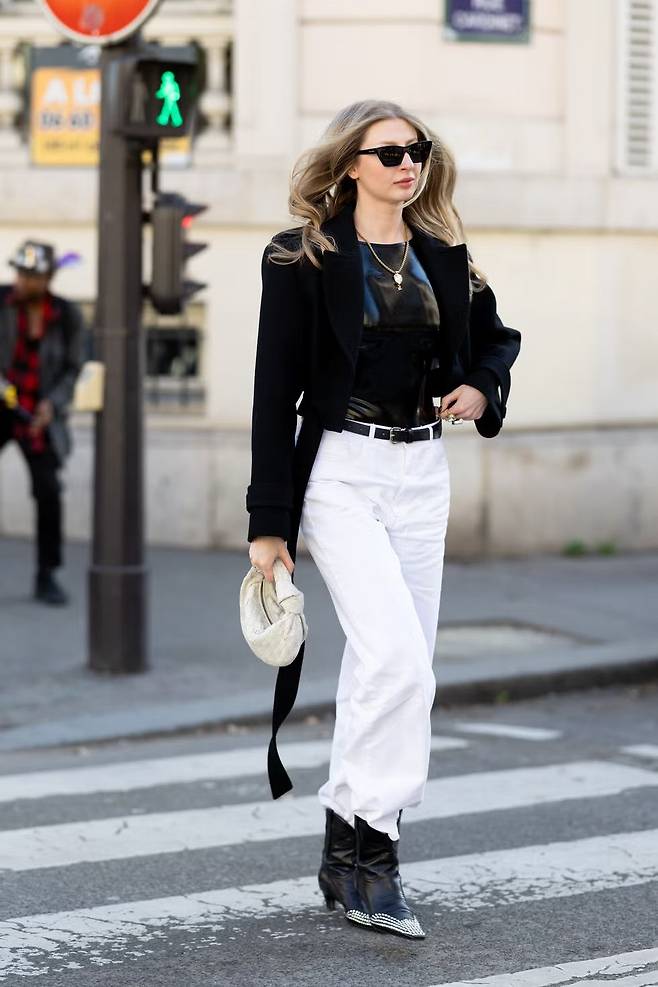 흰색 청바지 코디 | 사진 Valentina Frugiuele//Getty Images