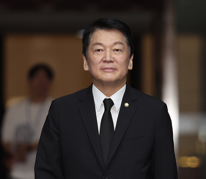 [서울=뉴시스] 안철수 국민의힘 의원이 1일 오후 서울 여의도 국회에서 열린 의원총회에 참석해 있다. 2025.09.01.