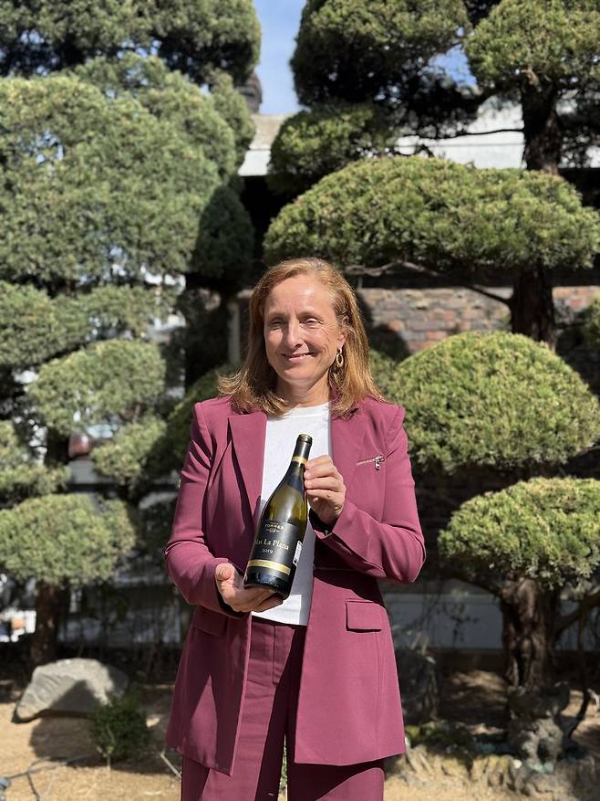 19일 서울 용산구의 한 식당에서 미레이아 토레스 대표가 ‘마스 라 플라나’ 와인을 소개하고 있다. 금양인터내셔날 제공