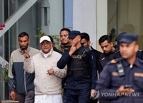 체포 후 경찰서서 병원으로 이송되는 올리 전 네팔 총리(왼쪽 두번째). 로이터 연합뉴스.