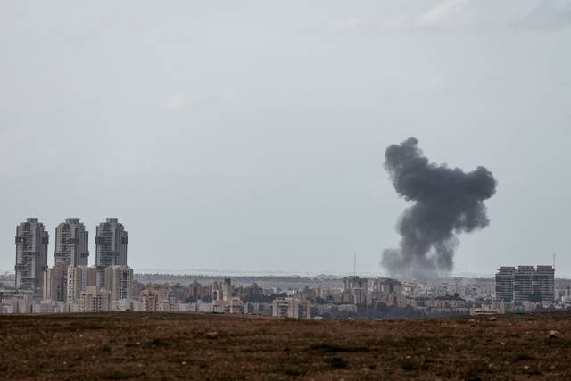이란 미사일의 타격을 받은 이스라엘 남부 지역에서 29일(현지시간) 연기가 치솟고 있다. 로이터 연합뉴스