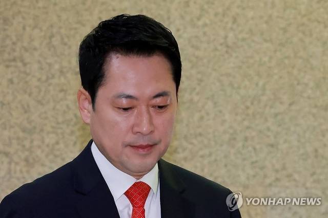 국민의힘 장동혁 대표가 30일 국회에서 최고위원회의에 참석하기 위해 회의실로 향하고 있다. 연합뉴스