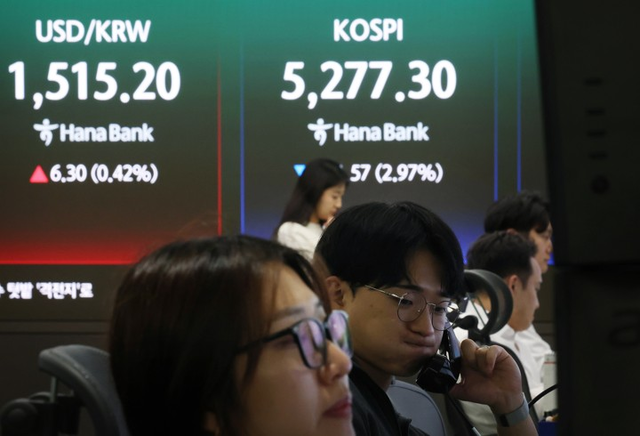 30일 서울 중구 하나은행 본점 딜링룸 전광판에 코스피 종가와 원/달러 환율이 표시돼 있다. 이날 코스피는 전장보다 161.57포인트(2.97%) 내린 5,277.30에 장을 마쳤다. 원/달러 환율은 6.8원 오른 1,515.7원을 기록했다. [연합뉴스]