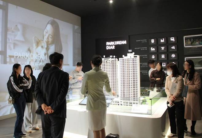 HS화성은 대구시 수성구 수성동4가 일원에 공급하는 '범어역 파크드림 디아르' 견본주택에 오픈 이후 방문객들의 발길이 이어지며 분양 열기가 이어지고 있다. HS화성 제공
