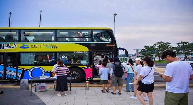 전남 여수시는 오는 4월부터 여수의 아름다운 야경과 공연을 동시에 즐길 수 있는 낭만버스 '시간을 달리는 버스커'<사진> 운행을 본격 시작한다고 밝혔다. 여수시 제공