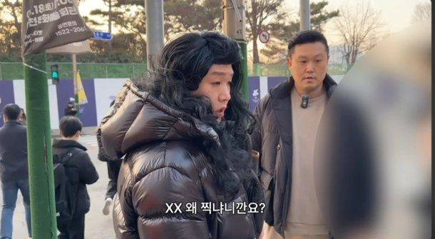 종합격투기 선수 명현만이 횡단보도에서 담배를 피우는 10대 중학생을 계도하다 경찰에 신고당했다. /사진=유튜브 채널 '매드브로'