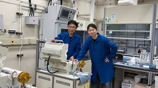 KAIST는 화학과 한상우 교수 연구팀의 한상우 교수(왼쪽)와 백진욱 연구원. KAIST 제공