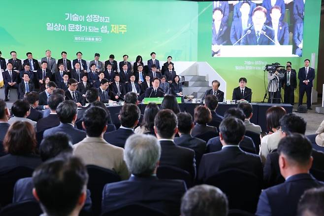 이재명 대통령이 30일 제주한라대학교 한라컨벤션센터에서 열린 타운홀 미팅 '제주의 마음을 듣다'에서 발언하고 있다. 청와대통신사진기자단