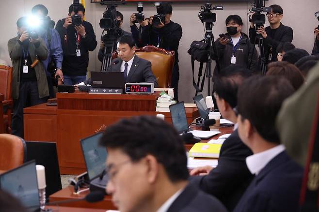김용민 국회 법제사법위원장 직무대리가 30일 서울 여의도 국회에서 열린 법제사법위원회 전체회의를 주재하고 있다. 뉴시스