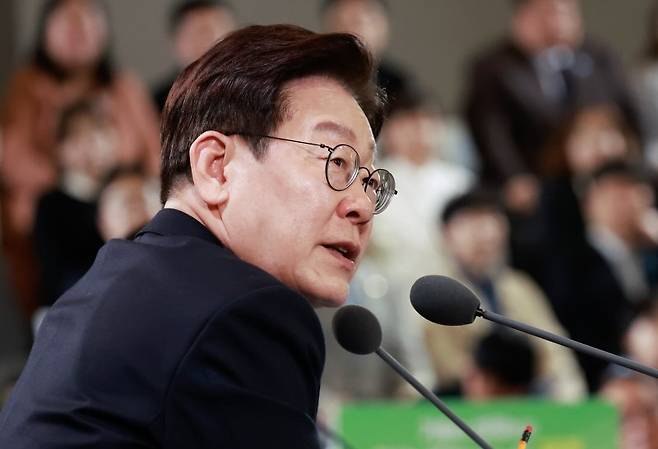 이재명 대통령이 30일 제주 타운홀 미팅에서 도민 의견을 들은 뒤 제2공항은 도민 판단에 맡기고 해저터널에는 부정적 입장을 밝혔다. /사진=뉴스1