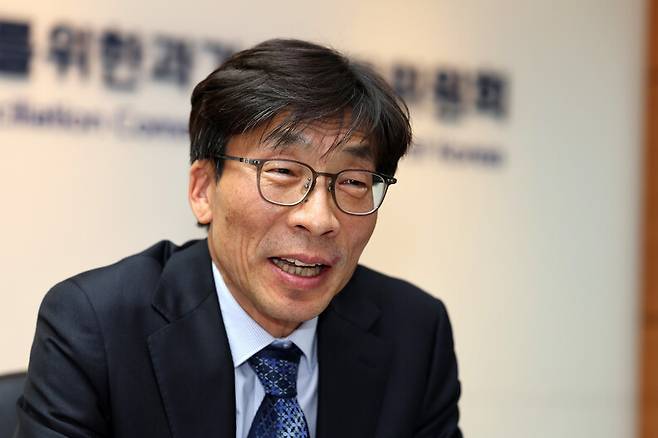 송상교 진실화해위원장이 26일 오후 서울 중구 진실화해위 6층 위원장실에서 한겨레와 인터뷰를 하고 있다. 류우종 선임기자 wjryu@hani.co.kr
