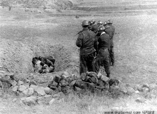 한국전쟁기 대구 인근에서 부역 혐의자로 지목된 이들을 국군이 구덩이에서 학살하는 장면. “대한민국 역사에서 국가가 적법 절차 없이 국민을 살해한 부끄러운 역사를 진실규명 하는 것은 국가와 민주주의의 의미를 묻고 성찰하는 과정”이라는 게 송상교 진실화해위원장의 생각이다. 미국 국립문서기록관리청