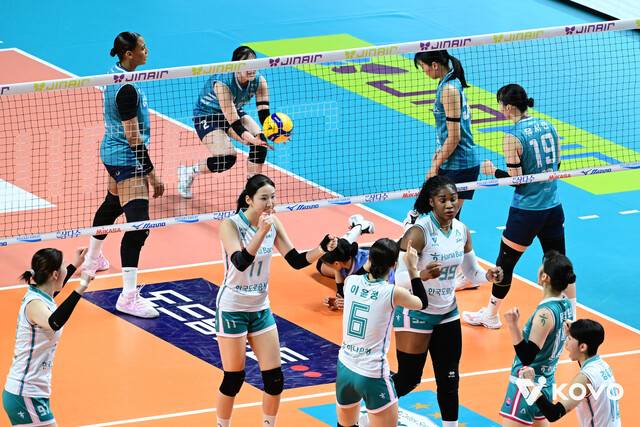 한국도로공사와 GS칼텍스가 7일 서울 장충체육관에서 2025∼2026 V리그 6라운드 경기를 하고 있다. 한국배구연맹 제공