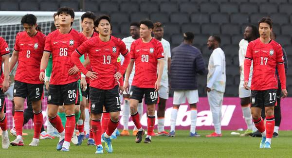 이강인 등 축구대표팀 선수들이 28일(현지시각) 영국 밀턴킨스 스타디움MK에서 열린 코트디부아르와 평가전에서 패배한 뒤 아쉬워하고 있다. 밀턴키스/연합뉴스