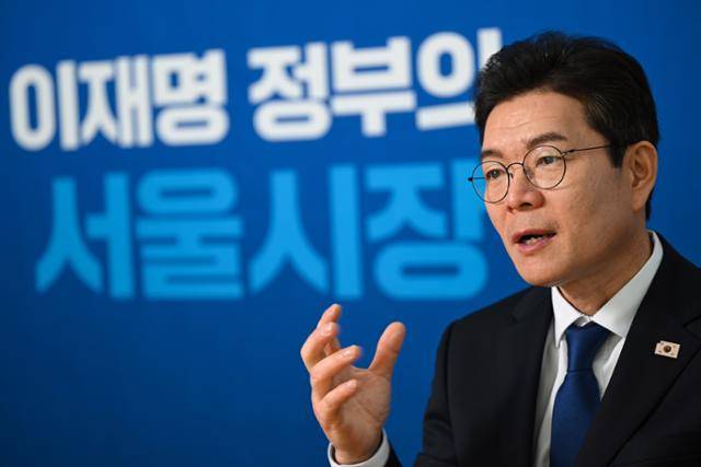 더불어민주당 서울시장 예비후보인 정원오 전 성동구청장이 26일 서울 중구 신당동 예비후보 선거사무실에서 한국일보와 인터뷰하고 있다. 박시몬 기자