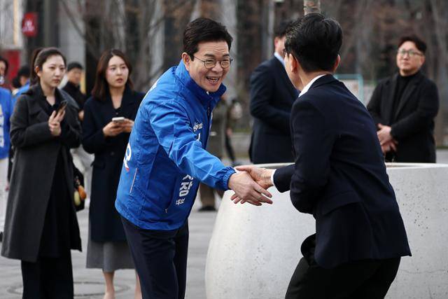 더불어민주당 서울시장 예비경선 투표 마지막 날이었던 24일 서울 광화문광장에서 정원오 전 성동구청장이 한 시민과 악수를 나누고 있다. 연합뉴스