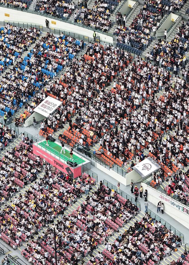 <yonhap photo-6066="">29일 프로야구 2026 KBO리그 kt wiz와 LG 트윈스의 경기가 열린 서울 송파구 잠실야구장 관중석이 가득 차 있다. KBO는 이날 "역대 두 번째로 개막 시리즈(토·일요일 개최 기준) 이틀 연속 전 경기 입장권이 매진됐다"며 "이는 2025시즌에 이어 2년 연속"이라고 발표했다. 28일에 이어 29일에도 잠실 2만3천750명, 인천 2만3천명, 대구 2만4천명, 창원 1만8천128명, 대전 1만7천명 만원 관중이 들어찼다. 2026.3.29 [연합뉴스]</yonhap>