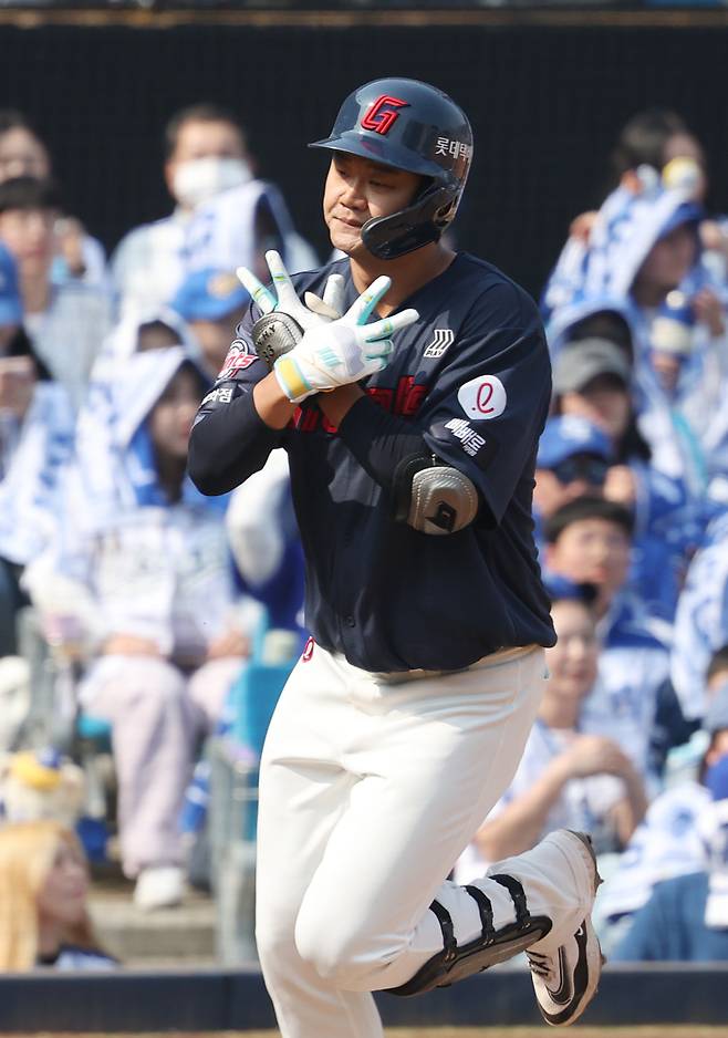 <yonhap photo-6073="">29일 대구 삼성라이온즈파크에서 열린 2026 신한 SOL뱅크 KBO리그 롯데 자이언츠와 삼성 라이온즈 경기. 4회 초 1사 상황에서 타석에 선 롯데 손호영이 솔로홈런을 친 뒤 그라운드를 돌고 있다. 2026.3.29 [연합뉴스]</yonhap>