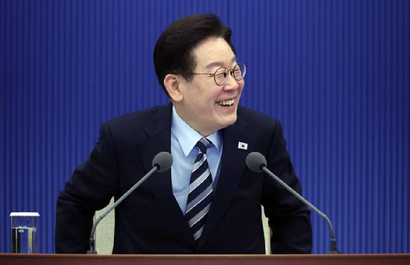 이재명 대통령이 청와대에서 열린 수석보좌관회의에서 발언하고 있다. [사진=연합뉴스]