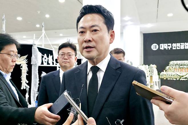 장동혁 국민의힘 대표가 27일 오후 대전시청에 마련된 안전공업 화재 희생자 합동 분향소를 찾아조문을 마친 뒤 취재진의 질문에 답하고 있다. 있다.김성태 객원기자