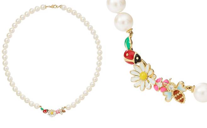 디올의 디오레트 네크리스는 크리스챤 디올이 머물던 밀리 라 포레의 아름다운 경관에서 영감을 받았다. 한 줄의 진주는 수작업으로 정성스럽게 꿰어졌고, 자연을 표현하는 모티프가 더해졌다. 사진 디올