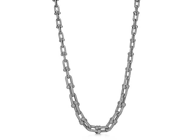 티파니앤코 하드웨어 그래듀에이티드 네크리스는 견고하게 연결된 링크 디자인으로 뉴욕의 활기찬 에너지를 표현한다. 링크에 장식된 파베 다이아몬드도 화려하게 빛난다. 사진 티파니앤코