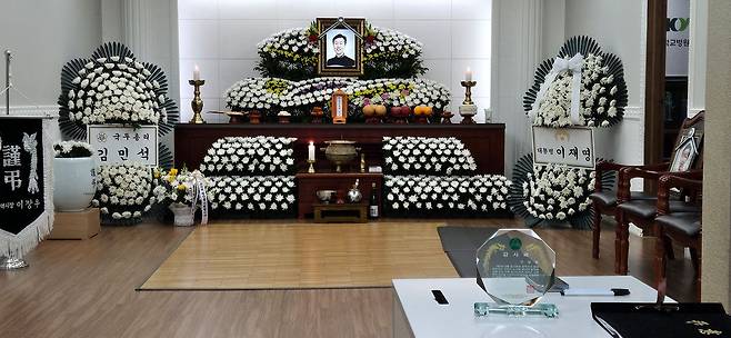 30일 오전 대전 대덕구 안전공업 화재로 목숨을 잃은 오상열씨 빈소 앞에 오씨가 안전공업에서 받은 감사패가 놓여있다. 이날 오씨의 발인이 엄수됐다. 김방현 기자