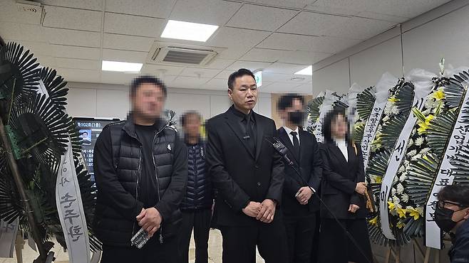 30일 오전 대전 서구의 한 대학병원 장례식장에서 엄수된 안전공업 화재 희생자 고(故) 오상열씨 발인에서 유족 대표가 입장을 밝히고 있다. 신진호 기자