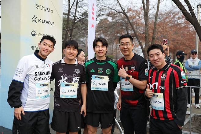 서울 상암동 월드컵공원 평화광장 일대에서 열린 2026 서울 팀 K리그 행사에 참석한 K리그 레전드들. 왼쪽부터 신세계, 박주호, 임상협, 김원일, 고요한. 사진 프로축구연맹