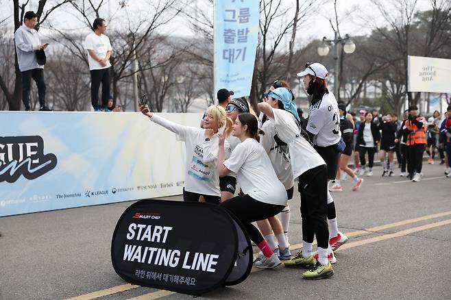 서울 상암동 월드컵공원 평화광장 일대에서 열린 2026 서울 팀 K리그 행사에 참여한 축구 예능 골 때리는 그녀들 출연진. 사진 프로축구연맹