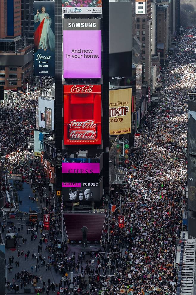 28일(현지시간) 미국 뉴욕시 타임스퀘어 앞이 "노 킹스(No Kings, 미국에 왕은 없다)"를 외치는 반(反)트럼프 시위대로 가득차 있다. 이날 도널드 트럼프 대통령의 정책과 이란전쟁에 반대하는 전국적 집회가 전미 50개 주에서 3100건 이상 동시다발적으로 진행됐다. EPA=연합뉴스