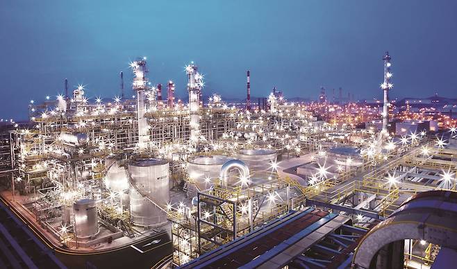 러시아에서 도입한 나프타가 30일 충남 서산 대산석유화학단지에 도착한다. 중앙포토