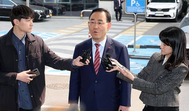 주호영 국회부의장이 지난 27일 서울 양천구 서울남부지방법원에서 자신을 6·3 지방선거 공천에서 배제(컷오프)한 국민의힘 공천관리위원회 결정 효력을 정지해 달라며 낸 가처분 신청 심문에 출석하며 취재진 질문에 답하고 있다. 연합뉴스