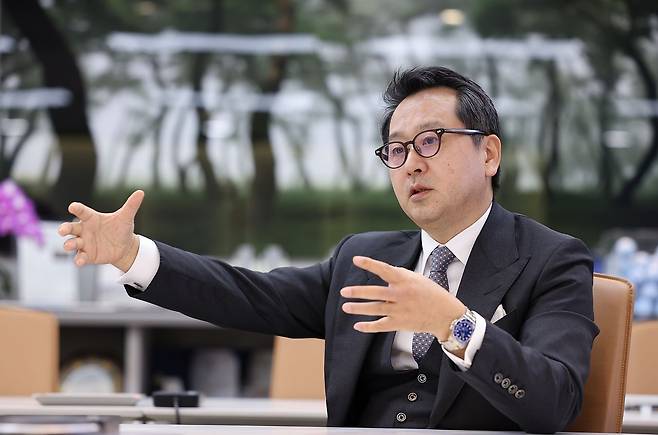 지난달 31일 서울 삼성동 법무법인 피터앤김에서 론스타 등 굵직한 국제중재분쟁(ISDS)을 승소로 이끌어온 김갑유 변호사를 만나 쿠팡 관련 조언을 들었다. 임현동 기자.