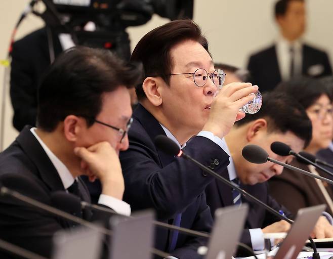 이재명 대통령은 10일 국무회의도 생중계했다. 대통령을 비롯해 국무위원들의 정제되지 않은 발언은 자칫 훗날 한국 정부를 공격하는 수단으로 쓰일 수 있다는 우려가 제기된다. 청와대사진기자단