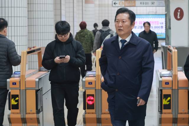 ▲ 더불어민주당 정청래 대표가 30일 국회로 출근하기 위해 서울지하철 6호선 광흥창역에서 나오고 있다. 연합뉴스