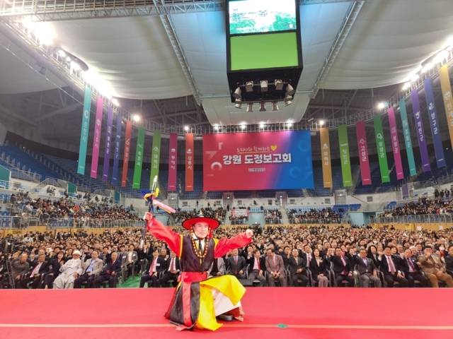 ▲ 김진태 강원도지사가 28일 강릉 아레나에서 열린 도민과 함께하는 강릉권 도정보고회에서 영동권 주민들과 함께 기념사진을 촬영하고 있다. 이연제 기자